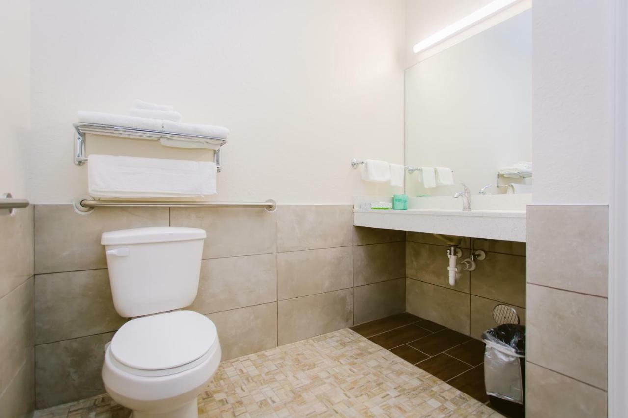 Scottish Inn & Suites Baytown Εξωτερικό φωτογραφία